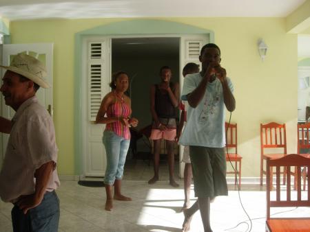 é oui bienvenue  sur mon blog c moi avec le micro nn j sui pa chanteur mé je me débrouillelol!!!